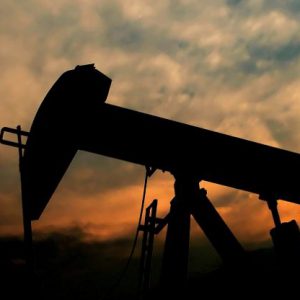 Curso dirigido a estudiantes, economistas e interesados en esta temática. Aprende cómo el petróleo afecta al mundo desde una perspectiva macroeconómica.