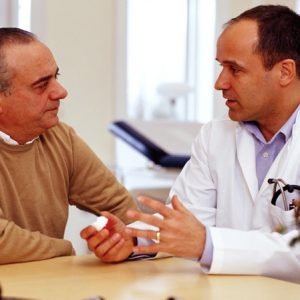 Aprende como interacturar entre médicos, pacientes y otros profesionales del mundo de la salud.