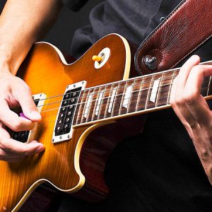 Videocurso de guitarra eléctrica para que tengas las bases, ejercicios y frases para crear música en poco tiempo.