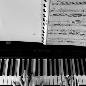 Si quieres aprender a tocar el piano o el teclado y no tienes ningún conocimiento previo éste es tu curso.