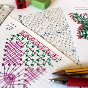 Curso intensivo con el que descubrirás para qué sirven los distintos tipos de diagramas en el encaje de bolillos. Aprenderás a dibujarlos paso a paso y a tomar tus propios apuntes, así como a entender los dibujos técnicos de libros y revistas.
