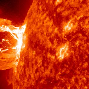 Seminario impartido por una ingeniera española que trabaja en la NASA sobre el Sol, sus fenómenos y su relación con los efectos en la Tierra.