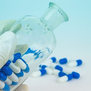 Curso que analiza los problemas y las posibles soluciones en la prescripción, diseño, elaboración y dispensación de fórmulas magistrales dermatológicas de frecuente prescripción y novedosas.