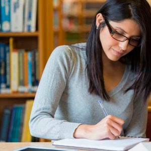 Aprende a estructurar una tesis y redactar cada una de sus partes esenciales. Tu tesis con alta solidez estructural.