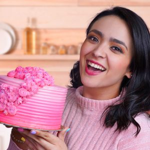 Un postre es un recuerdo que dura para siempre y hacerlo puede parecer todo un reto. En este curso desde cero conocerás los postres básicos y las técnicas fundamentales que necesitas aprender para iniciarte en la decoración en repostería.