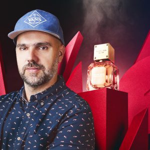 Para hacer una buena fotografía de producto, hace falta armarse con: una visualización, esquemas de iluminación, arte y maquillaje o efectos de producto. En este curso de fotografía tendrás 3 sesiones con diferentes retos y posibilidades, para integrar las mejores armas para tu producción.