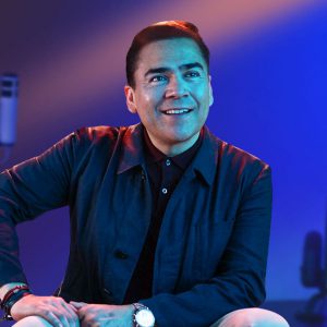 Antes de conocer el doblaje, deberás darle un papel protagónico a la actuación. En este curso de doblaje conocerás los métodos de actuación a lo largo de la historia y las corrientes modernas, desde sus enseñanzas aprenderás a vivir la verdad de tu personaje y conducirla a través de tu voz. Conocerás tus cuerdas vocales, cómo funciona la sincronía, cómo es la lectura de guion y el uso del lenguaje corporal para el rostro. Irás de ejercicios simples a complejos para hacer realidad un momento del personaje, y no te preocupes, Mario te acompañará en cada uno de estos pasos.